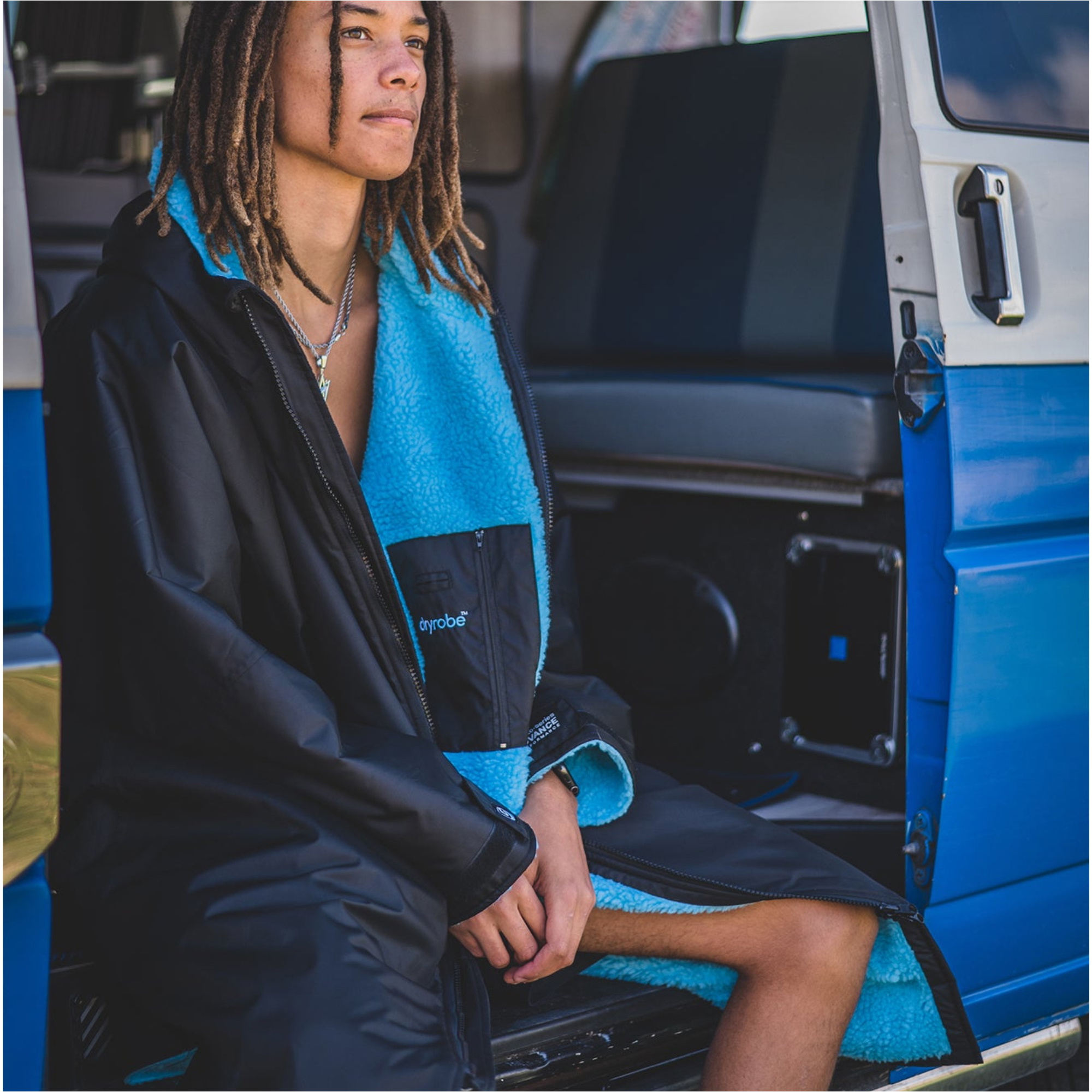 2026 Dryrobe Advance Long Sleeve Changing Robe DALSV3 - Black / Blue